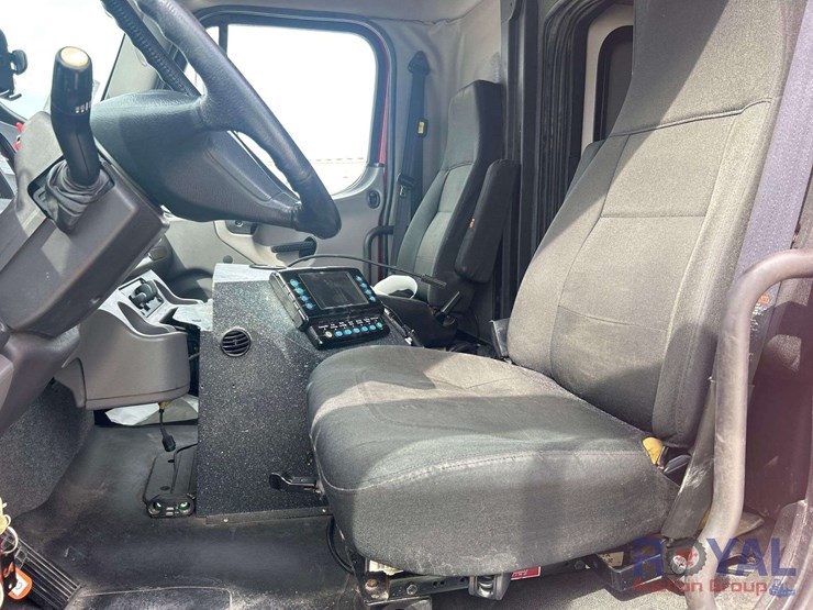 2012-freightliner-m2-106-braun-ambulance-image-13