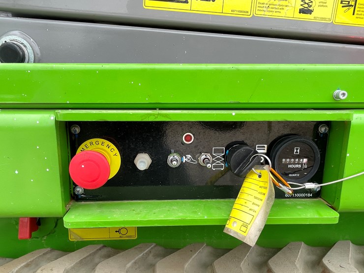 #120-•-2024-frontier-f3820tl-track-drive-scissors-lift-with-outriggers-image-21