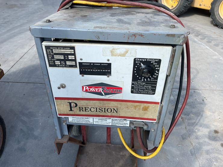 #2021-•-clark-forklift-with-charger-image-6