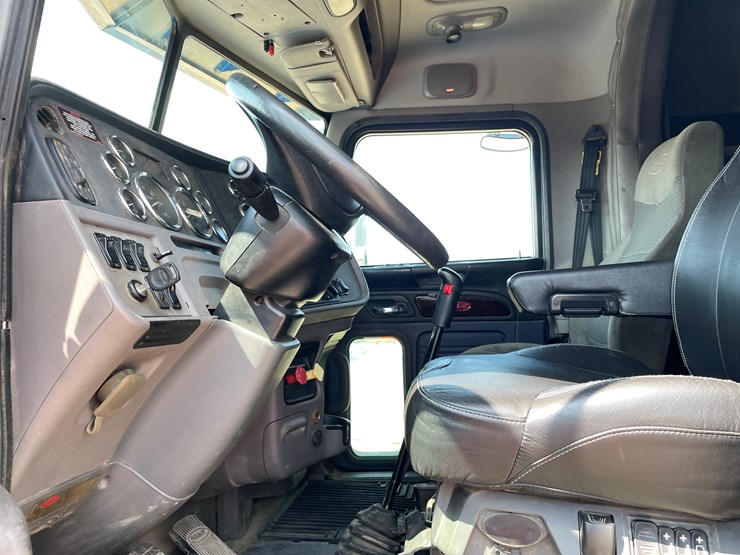 #2108-•-2012-peterbilt-truck-tractor-(has-mn-title-in-delay)-image-37