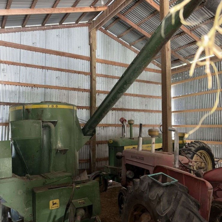 John Deere 700 Mixer Mill, 1-3/8” 1000 PTO, (2) Screens