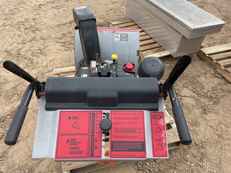#9633-•-yard-machines-snowblower-image-2