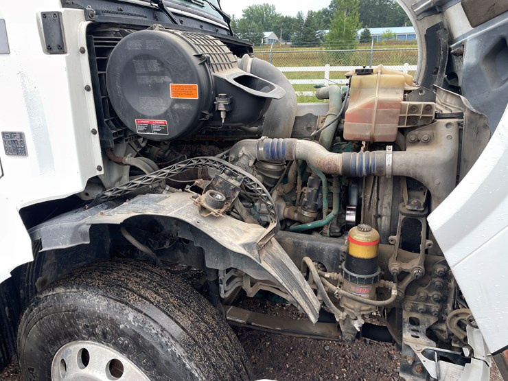 2012-volvo-10-image-21