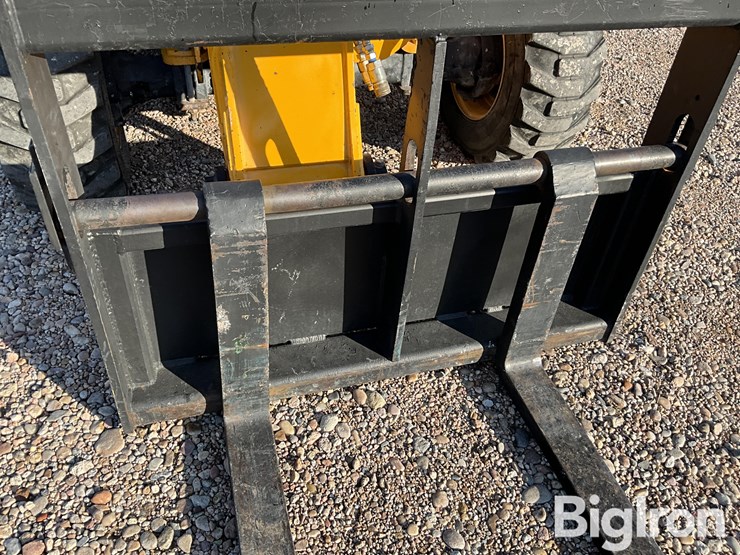 2017-jcb-525-60-image-10