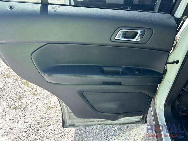 2016-ford-explorer-image-18