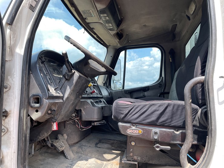 #2008-•-2008-freightliner-business-class-mr-box-truck-(has-mn-title)-image-32