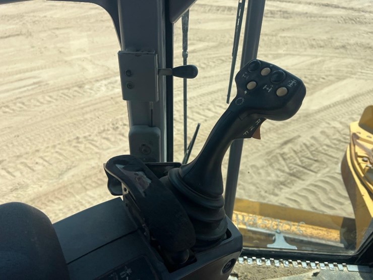 2011-caterpillar-140m2-image-37