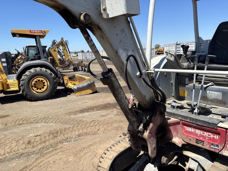 2016-takeuchi-tb230-image-18