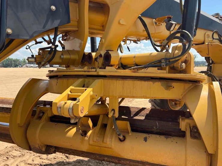 2011-caterpillar-12m-image-21
