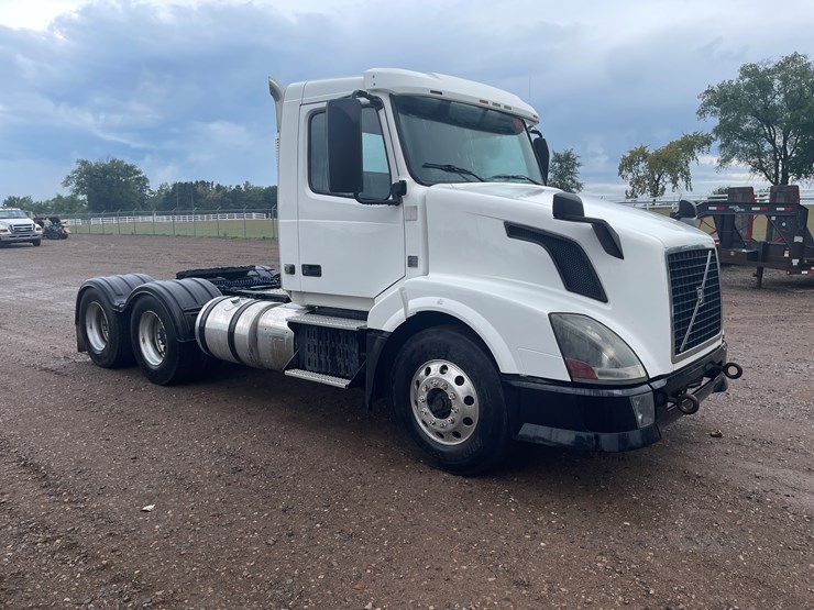 #2145-•-2012-volvo-d13-truck-tractor-(has-mn-title)-image-7