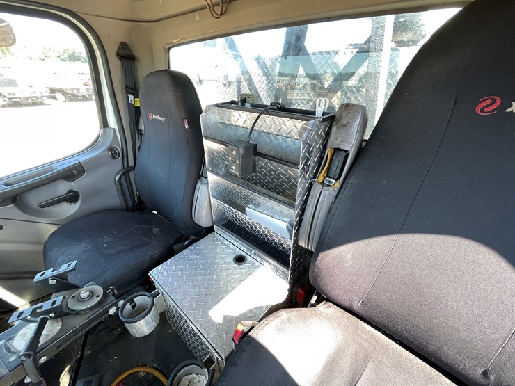#2132-•-2013-freightliner-bucket-truck-(has-mn-title)-image-54
