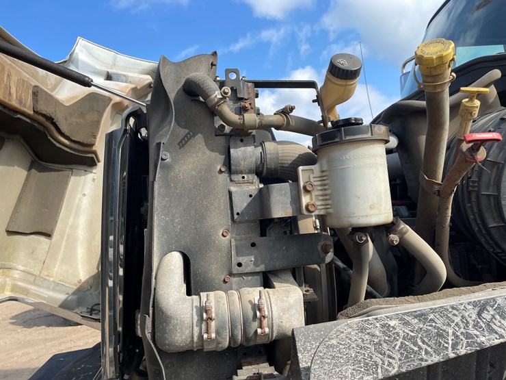 #2116-•-2014-international-7600-crane/digger-truck-(has-mn-title)-image-42