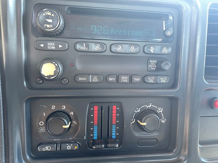 2004-chevrolet-silverado-image-29