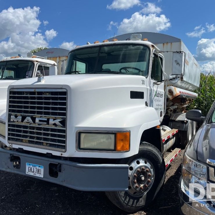 2002 MACK CH613