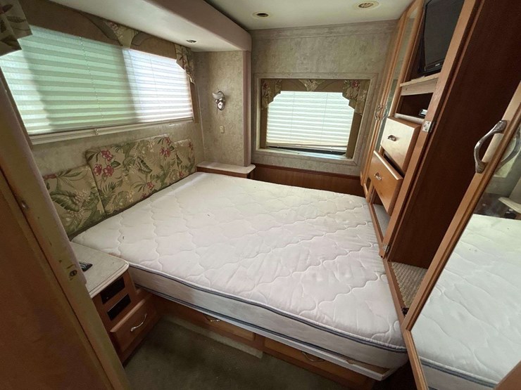 2007-national-rv-dolphin-35ft-class-a-motorhome-image-17