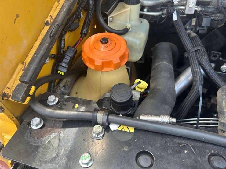 2020-deere-318g-image-17