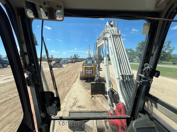 2015-takeuchi-tb290-image-38