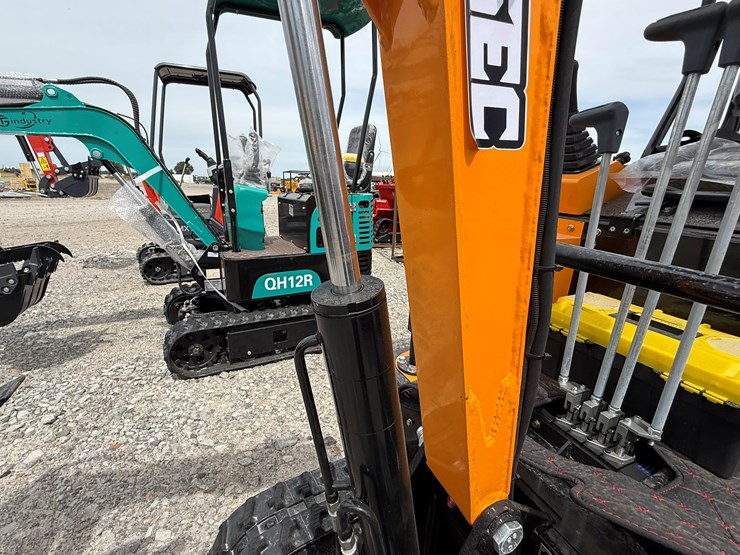 #220-•-#26538-•-unused-vicsec-vc15-mini-excavator-15j2507209-image-9