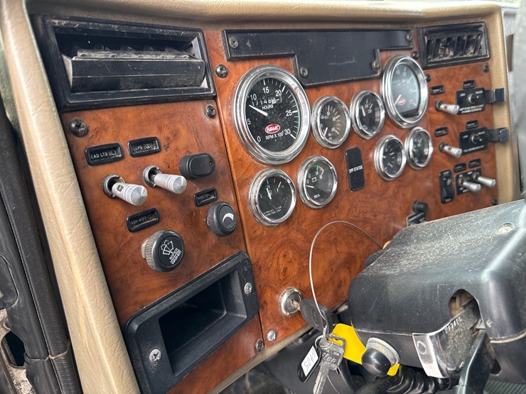 peterbilt-340-image-24