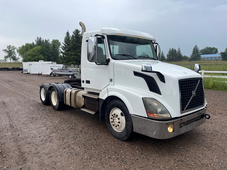 #2146-•-2012-volvo-d13-truck-tractor-(has-mn-title)-image-4