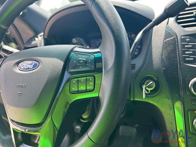2016-ford-explorer-image-15