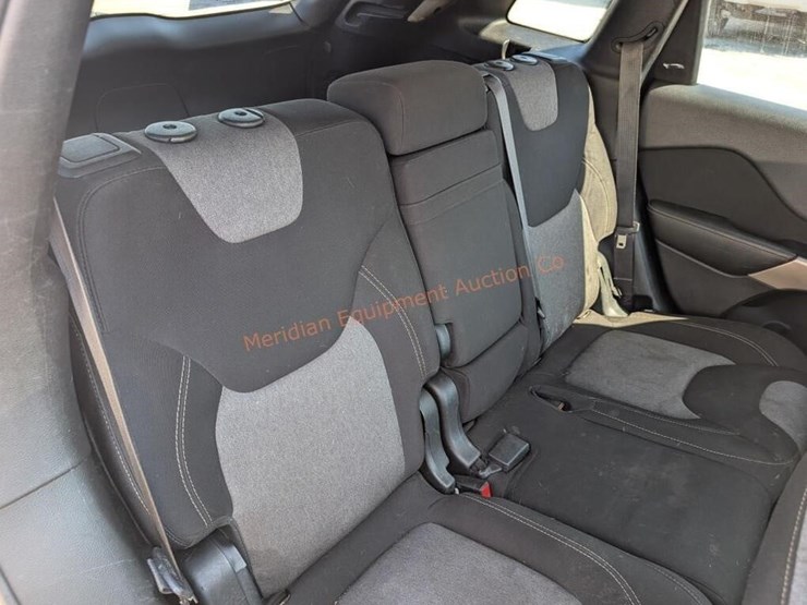 2017-jeep-cherokee-image-32
