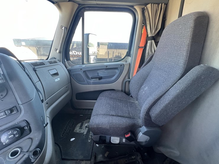 2018-freightliner-cascadia-125-image-18