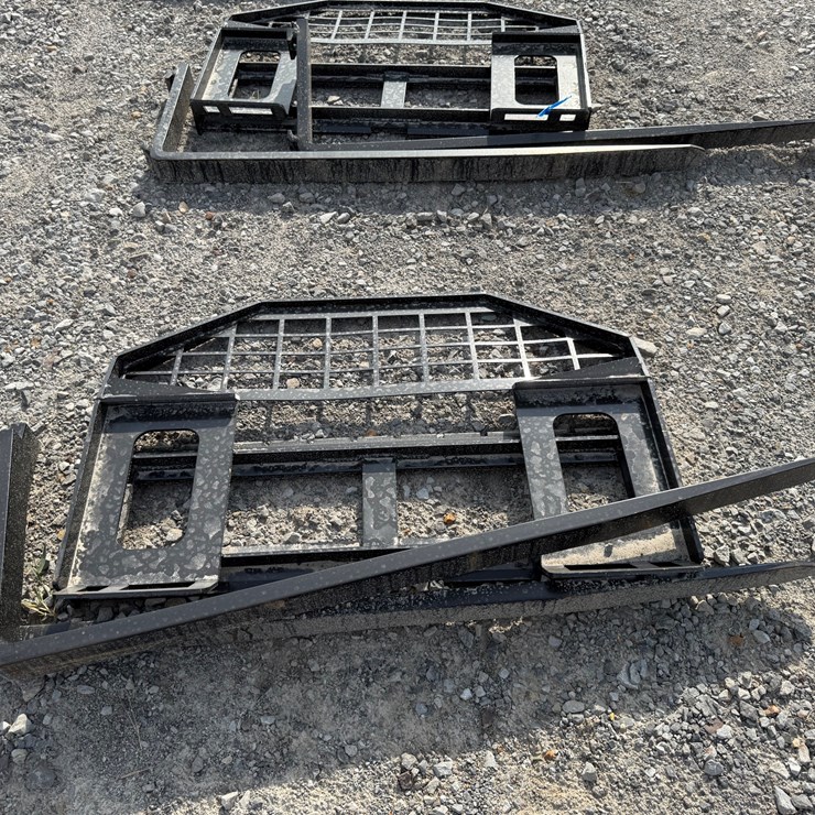 #2000 • #26291 • Unused GIYI GY-DHX Skid Steer Forks