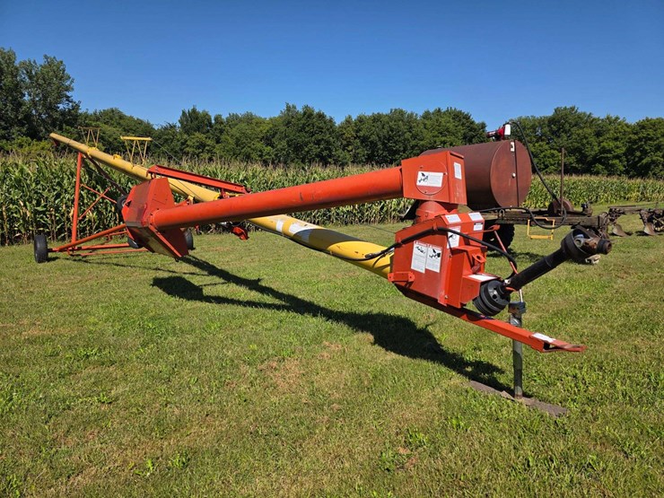 westfield-mk-8"-x-61'-auger-with-single-auger-swing-hopper,-hydraulic-lift,-15"-tires-*one-will-need-image-1