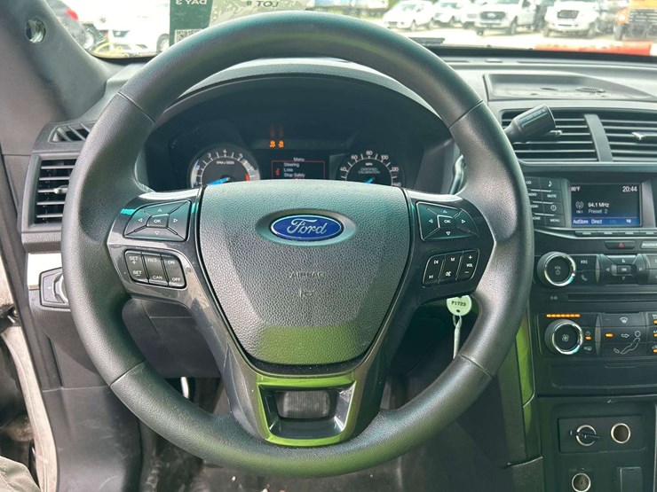 2017-ford-explorer-image-13