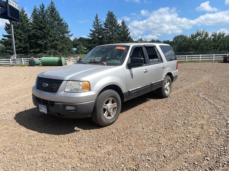 2004-ford-expedition-image-1