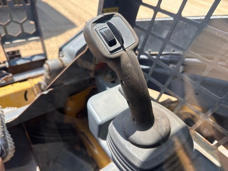 2018-deere-317g-image-33