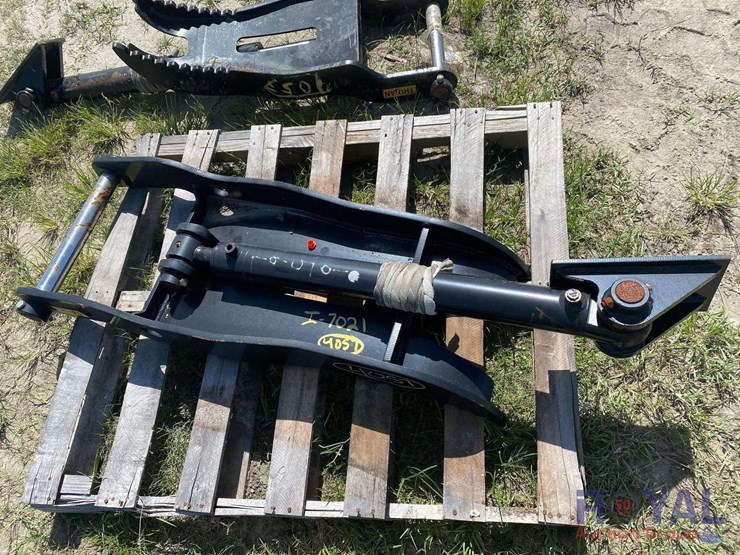 trojan-8t-50-46in-hydraulic-thumb-excavator-attachment-image-1
