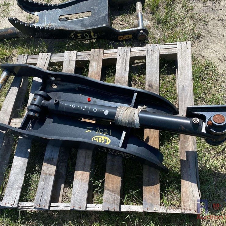 Trojan 8T-50 46in Hydraulic Thumb Excavator Attachment