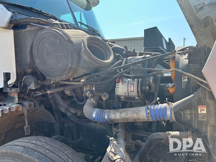 2001-freightliner-dry-tender-truck-(cp0656,-unit-28070)-image-27