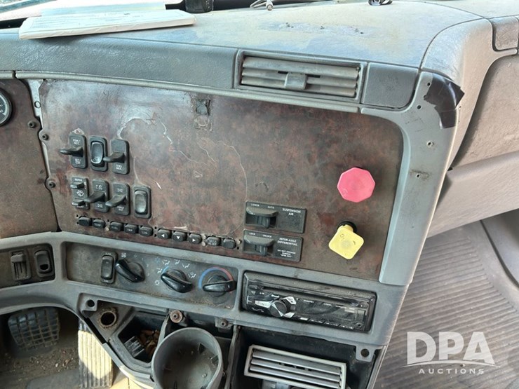 2001-freightliner-dry-tender-truck-(cp0656,-unit-28070)-image-33