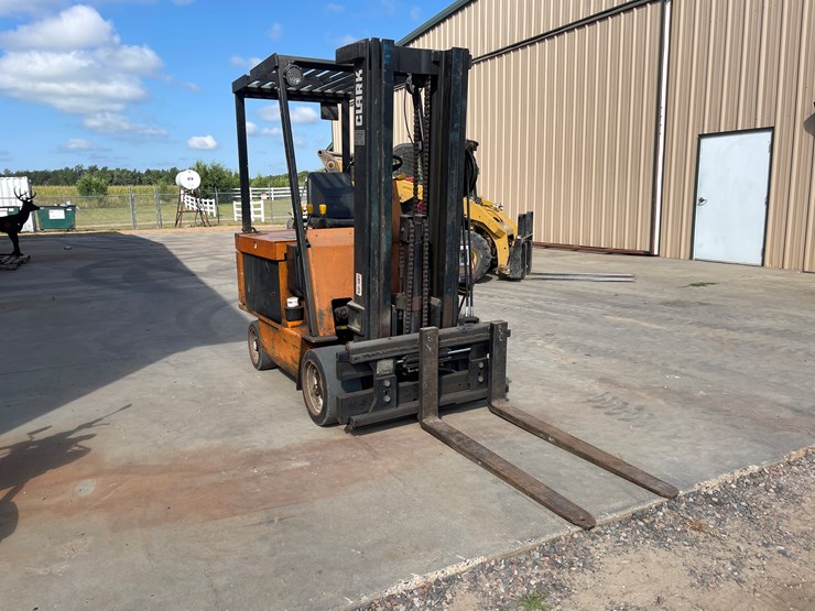 #2021-•-clark-forklift-with-charger-image-4