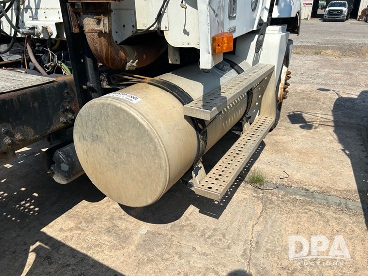 2002-freightliner-columiba-day-cab-truck-(cp0659,-unit-28071)-image-21