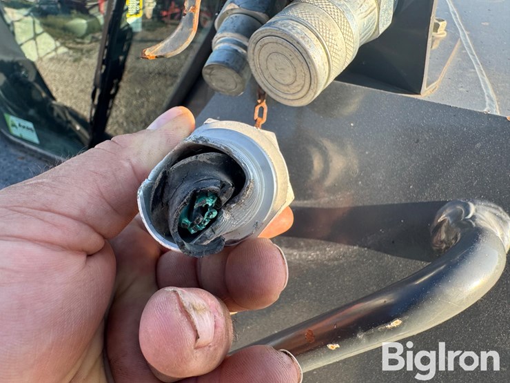 2011-deere-326d-image-16