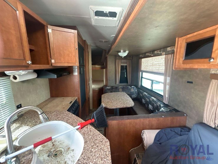 2015-revere-shasta-27db-5th-wheel-travel-trailer-image-9