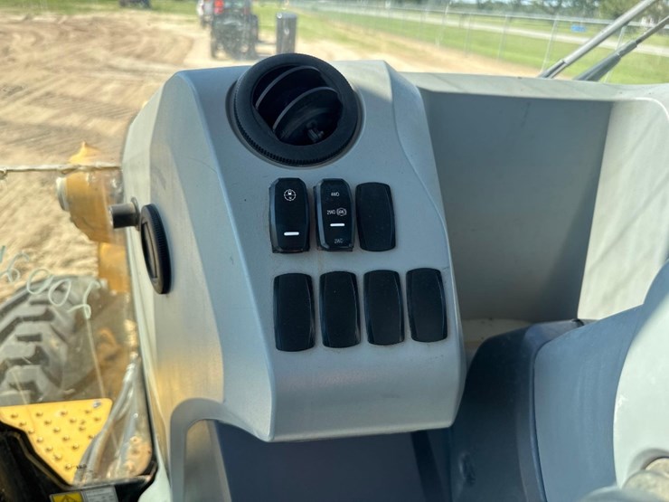 2019-caterpillar-420f2-image-26