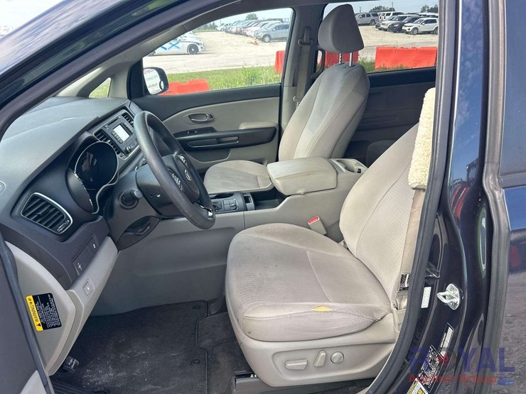 2017-kia-sedona-lx-image-14