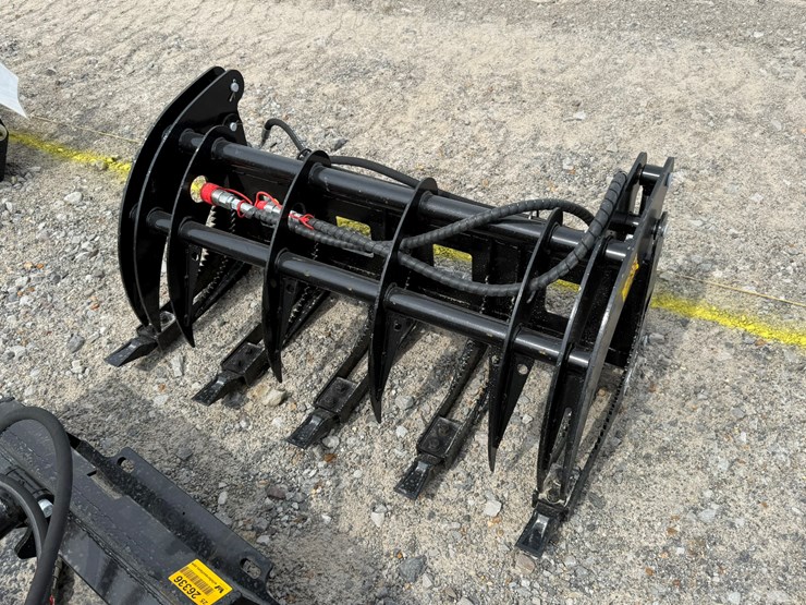 #230-•-#26331-•-unused-giyi-mini-skid-steer-curbed-log-grabber-cxhxzmq507148-image-1
