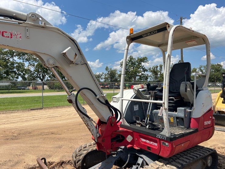 2017-takeuchi-tb240-image-23
