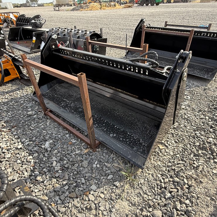 #2000 • #26264 • Unused GIYI 72" Skid Steer Bucket FKHD722507244