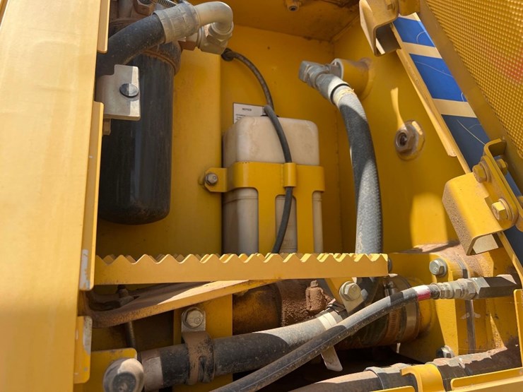 2016-komatsu-d61pxi-23-image-14