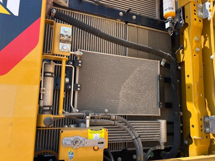 2018-caterpillar-320-image-29
