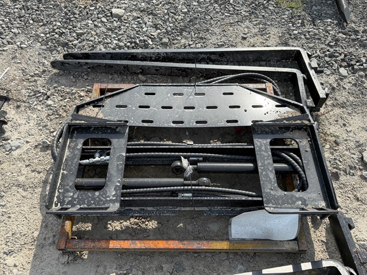 #2000-•-#26268-•-unused-giyi-60"-skid-steer-side-shift-fork-dcyhc2507193-image-1