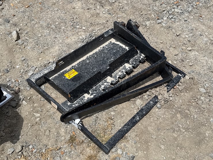 #230-•-#26355-•-unused-giyi-mini-skid-steer-forks-image-2