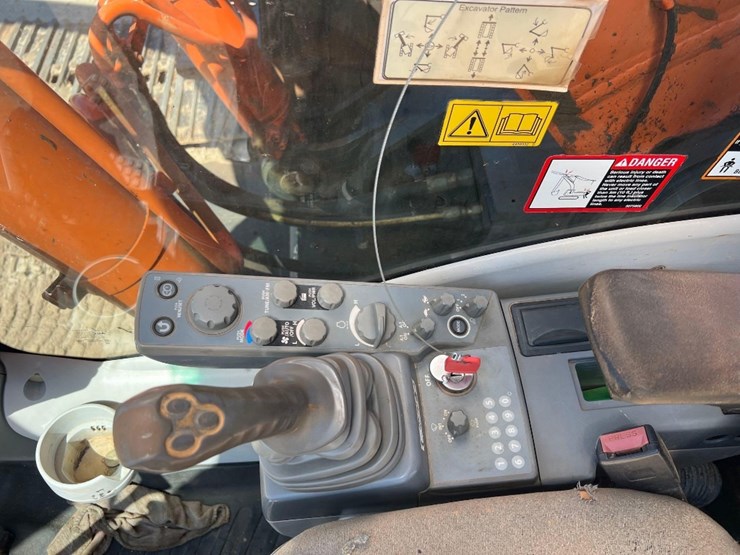 hitachi-zaxis-250lc-6n-excavator-image-35